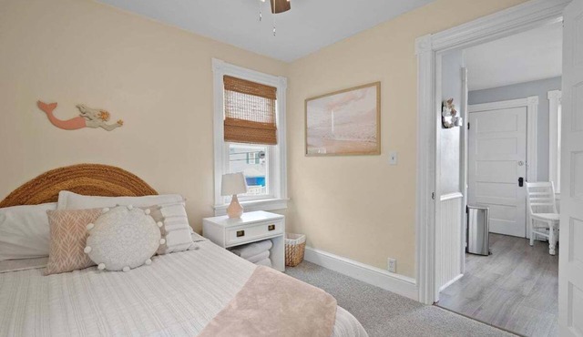 The Surf Shack- adorable 2 BR walk to waterfrontnn