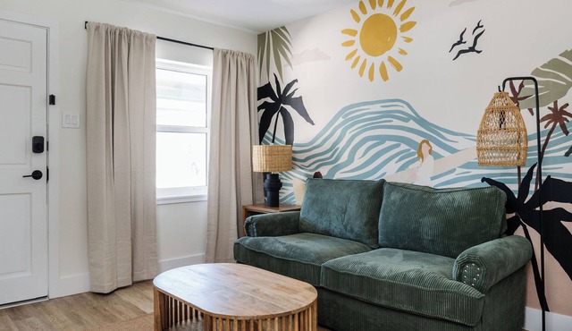 The Surfside Apartment-Full Kitchen-5 min walk to beach!