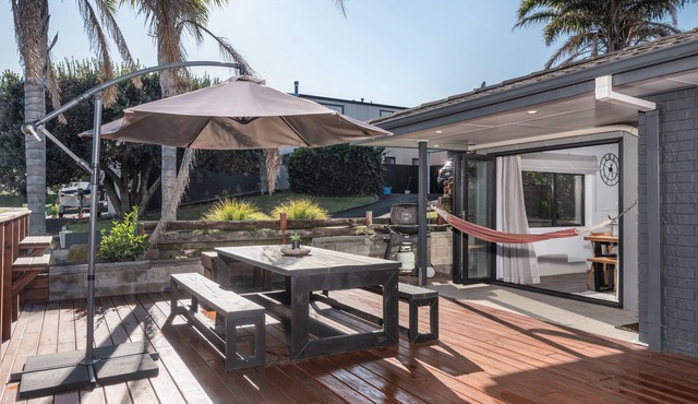 The Surfside Villa -2-Bedroom Home in Mount Maunganui – Just Steps from the Beach and Tay Street Café, Featuring an Outdoor Deck with BBQ, Fully Equipped Kitchen, and Modern Bathroom