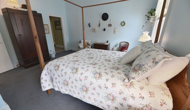 The Susan B. - King room with shower