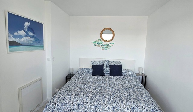 The suspended break between Versailles and Paris