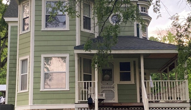 The Sutton House 2 blocks from Main Street & Courthouse Square