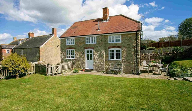 The Swallows, 2 bedroom Dorset Cottage set on working farm near the Dorset Coast