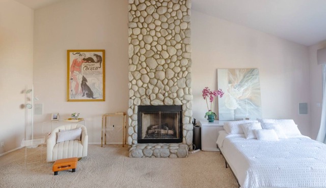 THE SWAN- A Spa-Like Mansion in the hills with a Game Room, Bar, Spa and Views