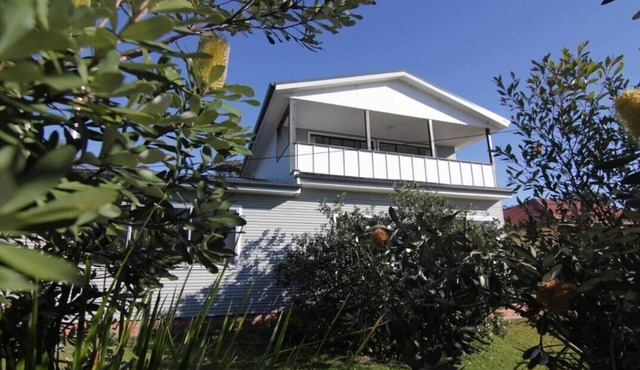 The Swan House - Beautiful big five bedroom beach house. Fire pit, pet friendly!