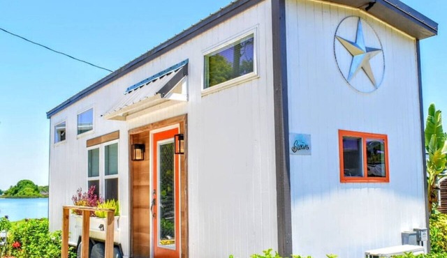 The Swan Orlando Tiny House with a lake view