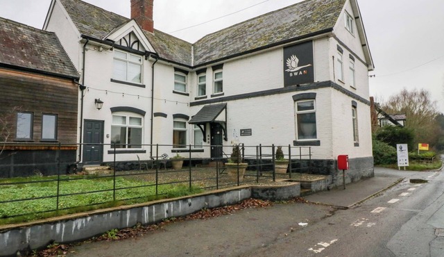 THE SWAN, pet friendly, with open fire in Whitney-On-Wye