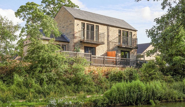 THE SWANS NEST LOCK VIEW, pet friendly, with hot tub in Gargrave