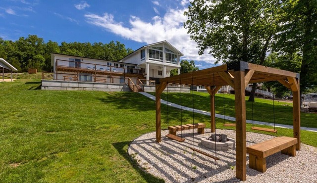 The Sway Stay - Lakeside Fire Pit & Location!