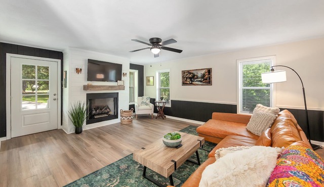 The Sweet Pea 3BD 2BA Cozy, Stylish Stay Just Minutes from I-40 & Everything