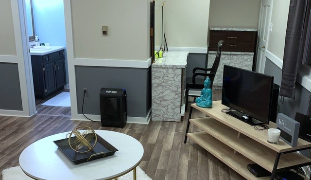 the sweet spot,newly renovated loft, walk 2 Beech Lake, wifi, smart tvs, kitchen