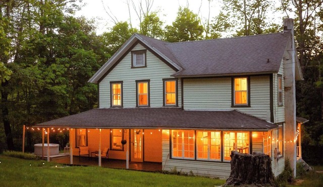 The Swiss Hill Farmhouse - 5 Bedrooms w/Hot Tub