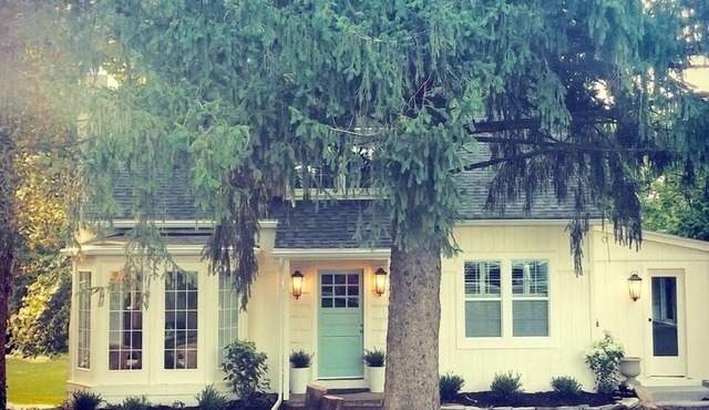 The Sycamore Cottage located in the Amish Country. Minutes to local attractions