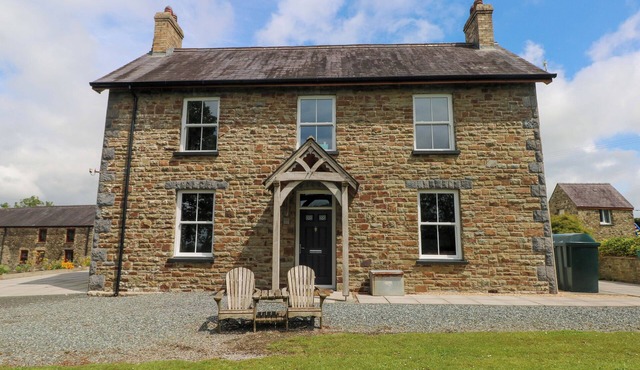 THE SYCAMORES, pet friendly, with open fire in Narberth