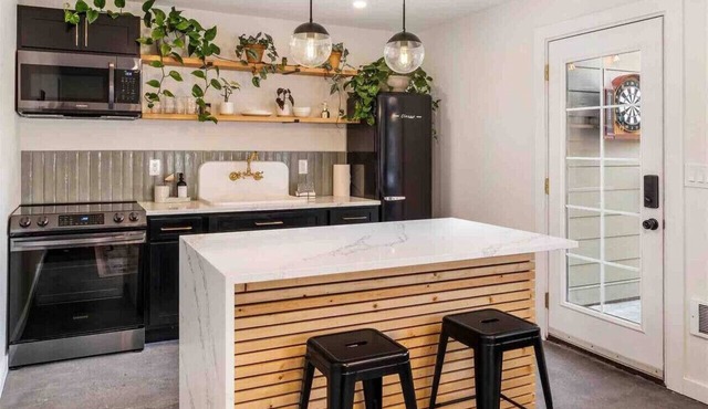 The Sydney House ~ Hot Tub ~ Downtown ~ Walkable