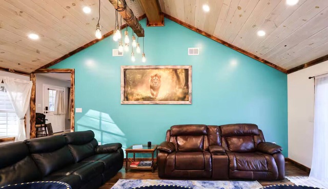 The Sylvan Retreat Brand-new 4BR/Sleeps 10/Free Boat parking/Close to the Lake!
