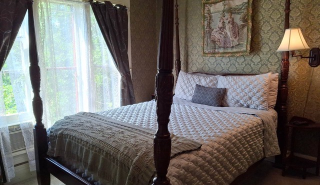 The Tabby Room at The Painted Cat B&B - Just a short walk to Main Street!