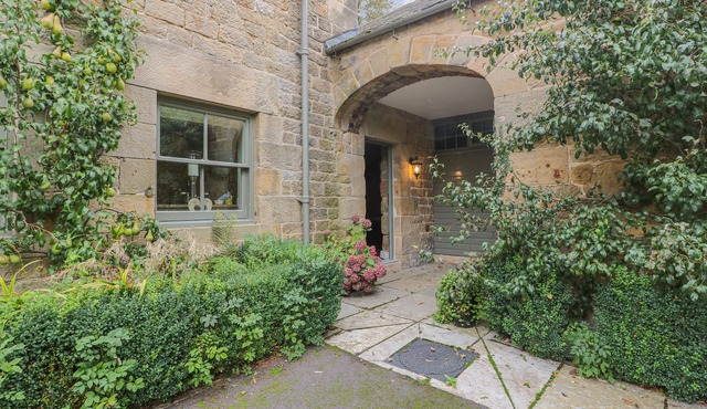 THE TACK ROOM COTTAGE, pet friendly, with a garden in Ashover