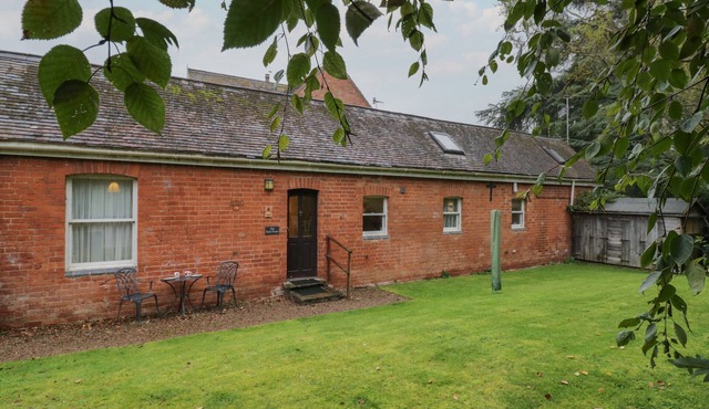 THE TACK ROOM, pet friendly, with pool in Upton Upon Severn