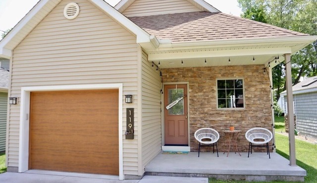 "The Tahoe" Modern Lake Cottage Retreat~Close to Beach & Lake!