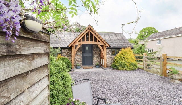 THE TALKHOUSE COTTAGE, pet friendly, with a garden in Caersws