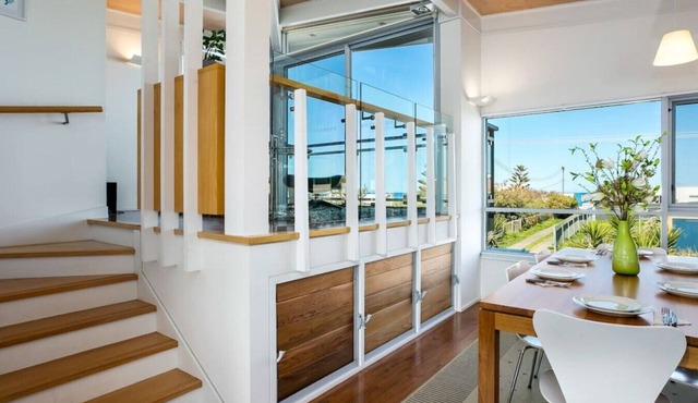 `The Tall House at Chiton Rocks` - Walk to the beach - Family friendly - Wifi