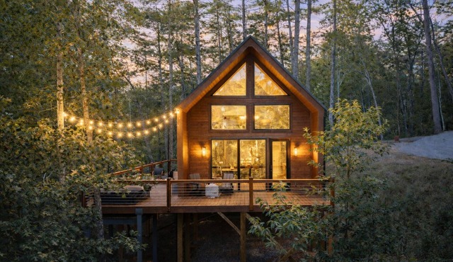 The Tallulah Cabin at Pine Valley Cabins - Luxury Mountain Cabin- Mountain Views - Pickleball - Hot Tub - King Beds < 30 Minutes to Helen