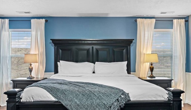 The Tangle by Host Boise - 4500sqft Boise Home| 9 Beds & Dual Master| 85" TV