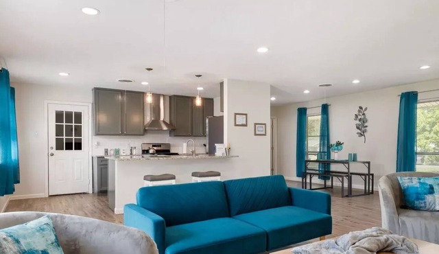 The Teal Retreat/15 mins to downtown/Near Addison