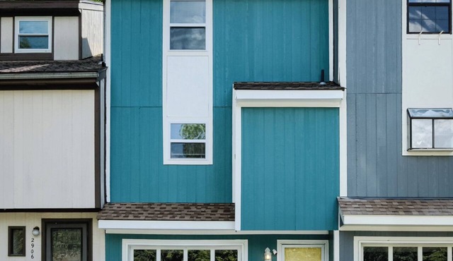 The Teal Townhouse Near KU Med and Central to Many KC Landmarks/Attractions