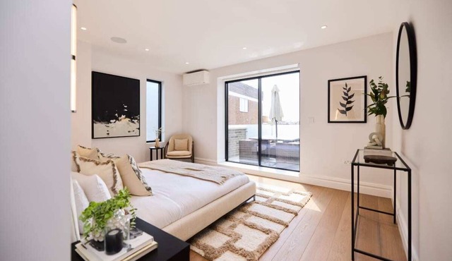 The Temple Fortune Crib - Lovely 3BDR House with Balcony