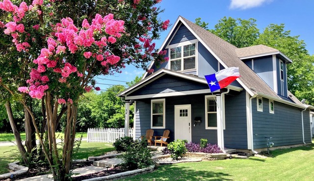 The Texas Bluebonnet Home in the Historic Downtown McKinney Square Area!