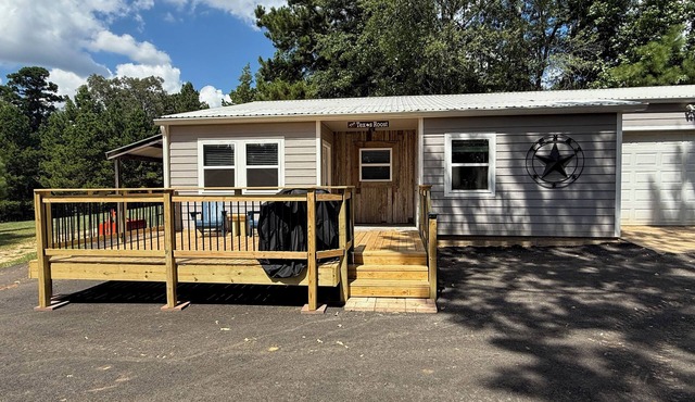 The Texas Roost - 1-bedroom country guest house 7.4 miles to Kilgore College.
