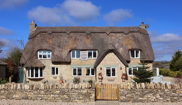 The Thatch House - sleeps 8 guests in 4 bedrooms