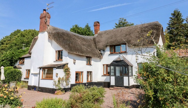 THE THATCHED COTTAGE, pet friendly, with hot tub in Crediton