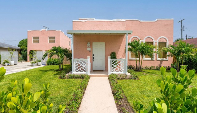 The Theodora Chase Cottage and Carriage House