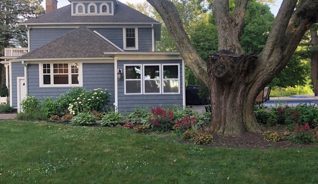 The Thomson House - 1912 restored historic lakeview home with large 34' Pool
