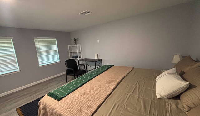 The Thorndale Cottage - nModern 3BR Retreat on ¾ Acre <10 Min to Samsung. WIFI