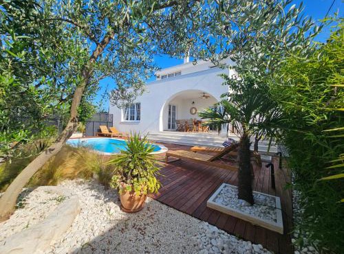 The Three Flowers Pool House