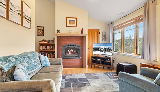 The Three Sisters! Walk to Downtown - 2BDR