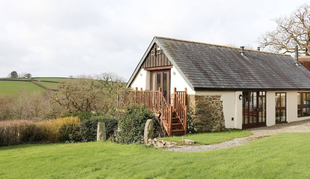 THE THRESHING BARN, romantic, with pool in Okehampton