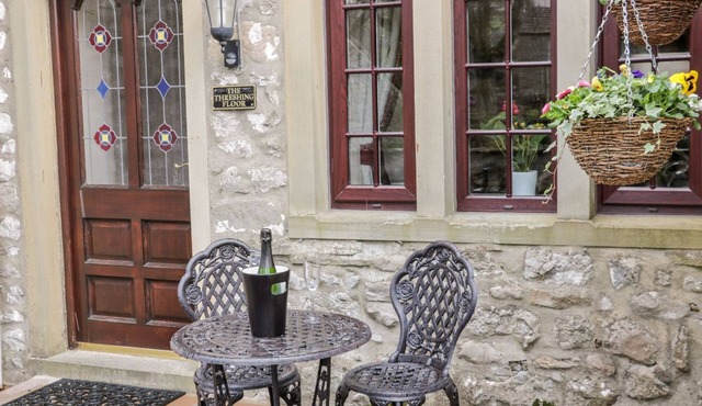 THE THRESHING FLOOR AT TENNANT BARN, pet friendly in Malham
