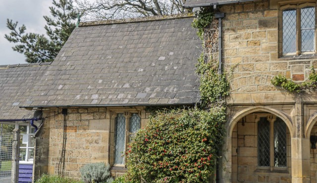 THE TICKET OFFICE, pet friendly, character holiday cottage in Ruswarp