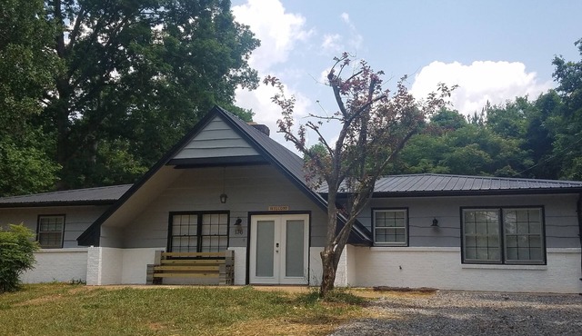The Tin Roof 4bd, 1.5bthnConveniently located in Forest City near 74 bypass