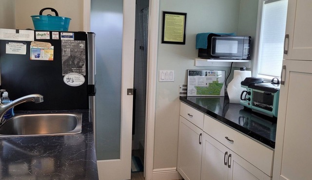 The Tiny Abode - 200 sq. ft. of private house offering all needed for your stay.