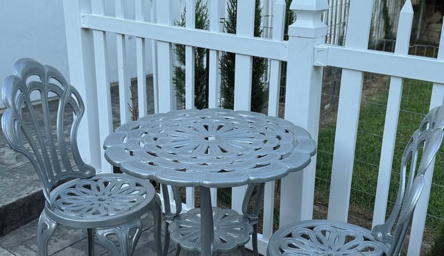 The Tiny cottage in quite charming. Palos Verdes with AC, WiFi and washer/dryer
