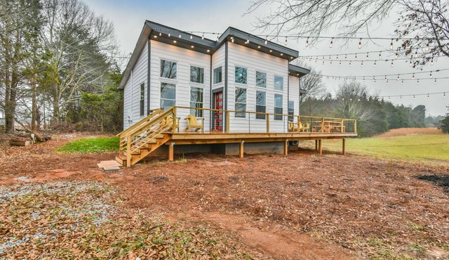 The Tiny Pickleball Mansion at Lake Hartwell