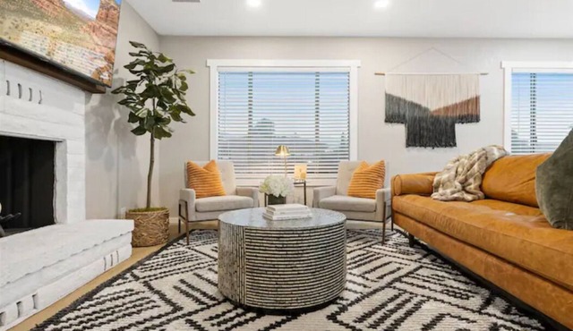 The Tipsy Moon-New Hot Tub-Beautiful Mid-Century Modern Home-20min to Sedona