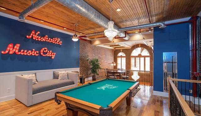 The Titan Penthouse-Rooftop with Hot Tub at Printer's Alley, steps to Broadway