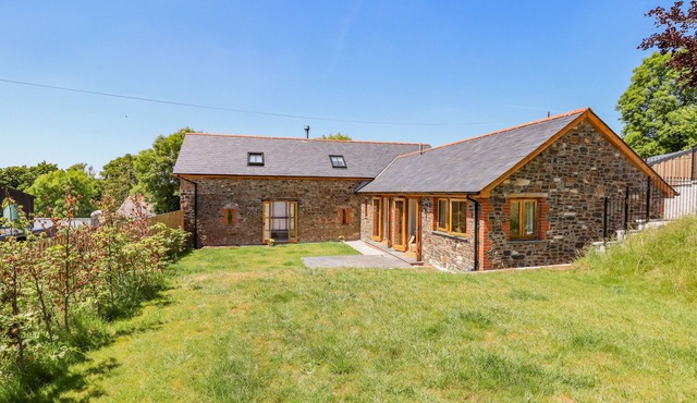 THE TITHE BARN, pet friendly, with open fire in South Molton